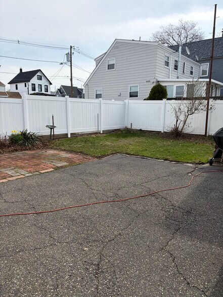 Building Photo - 30 Elm St