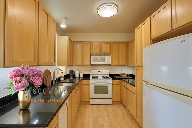 Building Photo - Stylish Uptown Condo in Prime Location