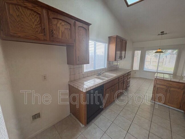 Building Photo - 5936 W Oak Ave