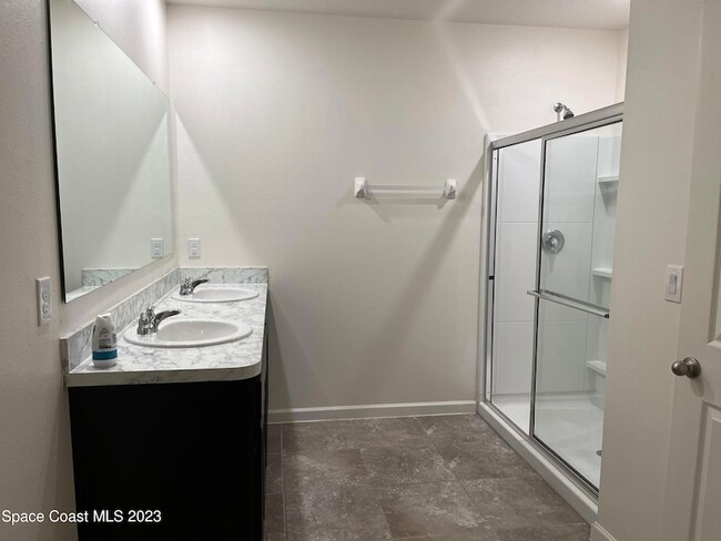 Building Photo - 388 Guinevere Dr SW