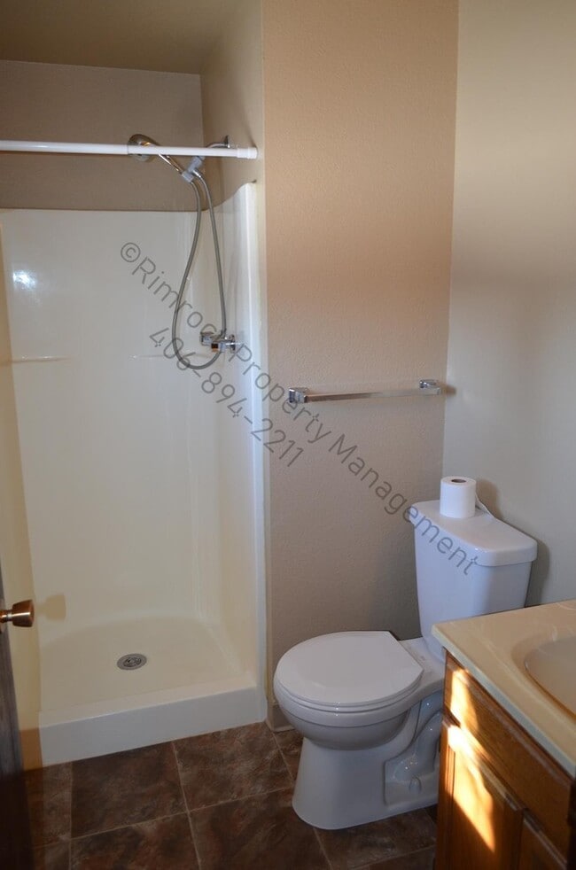 Building Photo - This beautifully maintained 3-bedroom, 2-b...