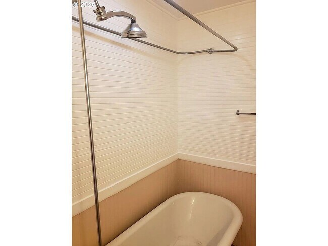 Building Photo - Large 6 Bedroom Close to UofO Campus