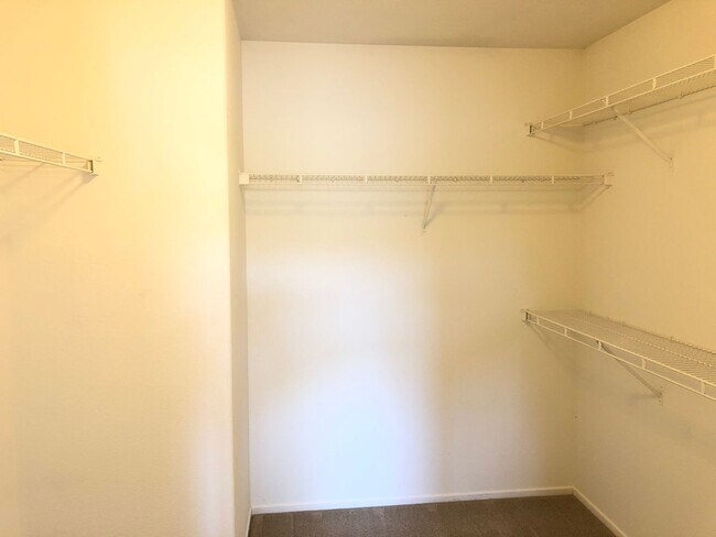 Building Photo - CHARMING 3 BR/2.5 BATH  " TWELVE PICKET LA...
