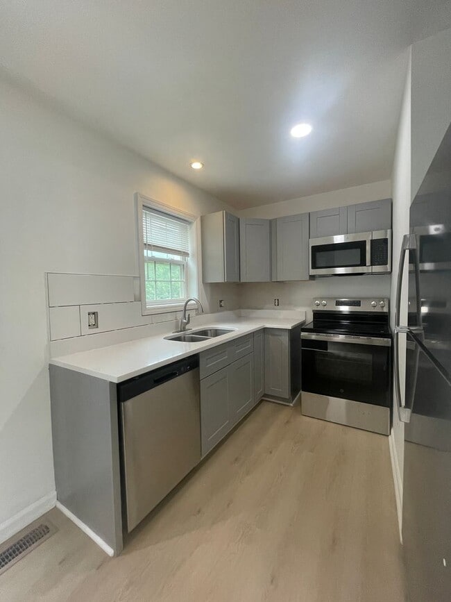 Building Photo - Newly Remodeled 3BR/1.5BA Duplex in Huntersville