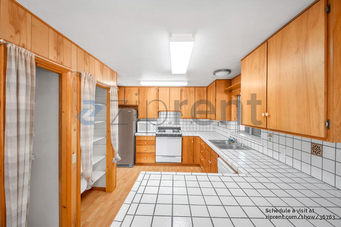 Building Photo - 140 Crable St