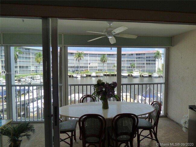 Building Photo - 1523 E Hillsboro Blvd