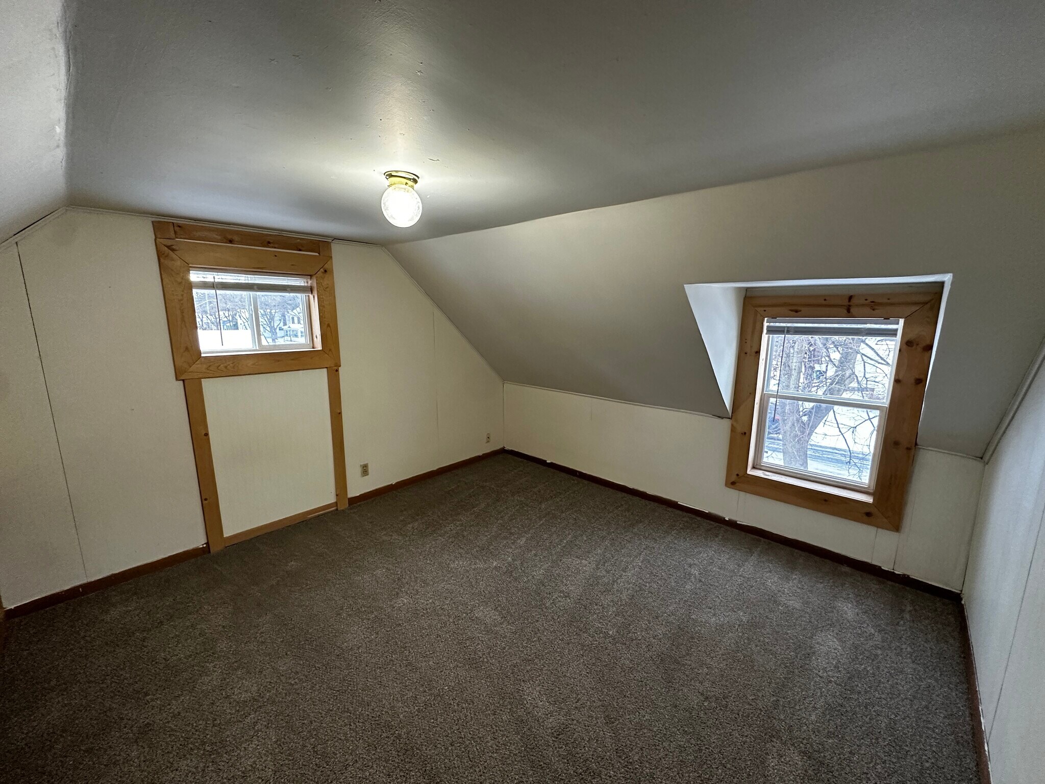 Building Photo - 1402 8th St E