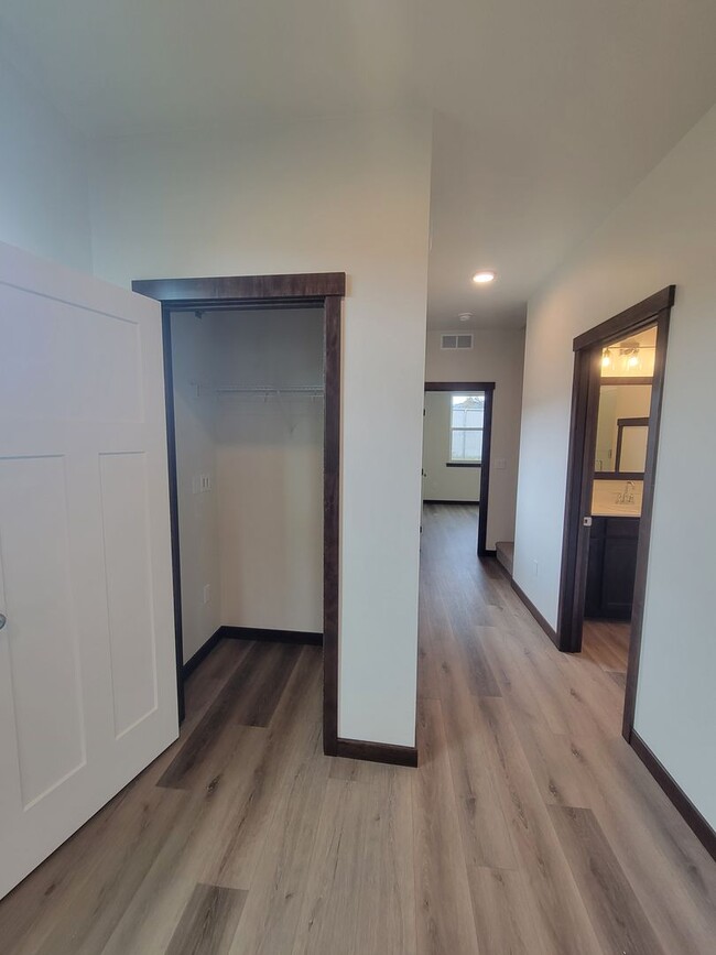 Building Photo - New 3 bedroom, 2 bathroom Town home in Pri...