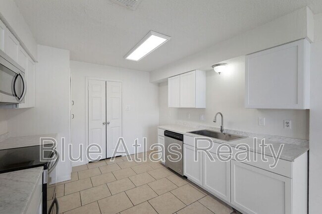 Building Photo - 701 Via Del Mar
