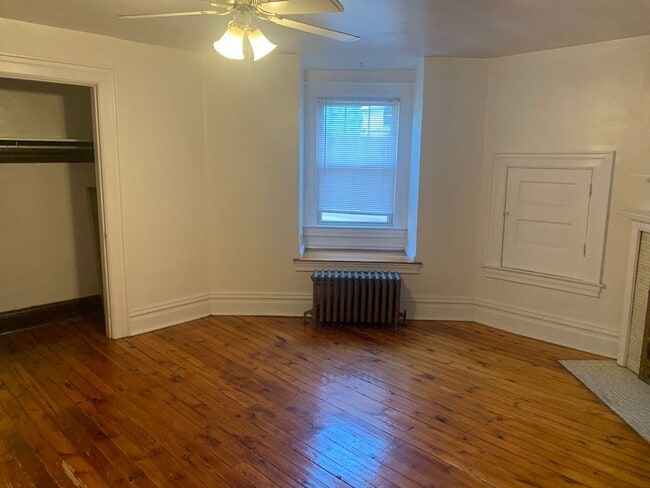 Building Photo - Spacious Two Story duplex on Walnut Street!