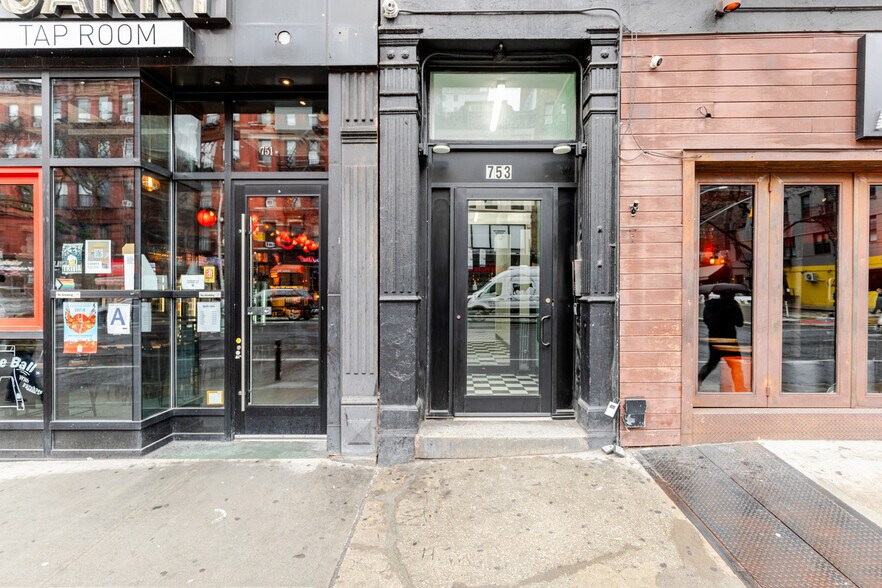 Building Photo - 753 9th Ave