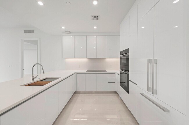 Building Photo - 220 Lake Shore Dr