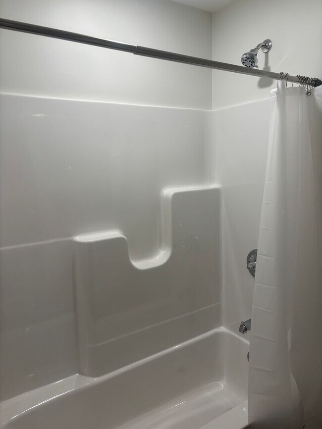 Building Photo - Beautiful & spacious renovated home.