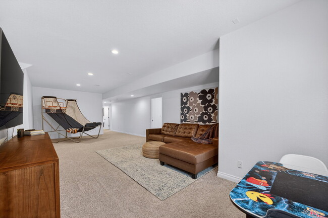 Building Photo - "Spacious 5-Bedroom Retreat on South Quantock Way - Perfectly Designed for Comfort and Style!"  A...
