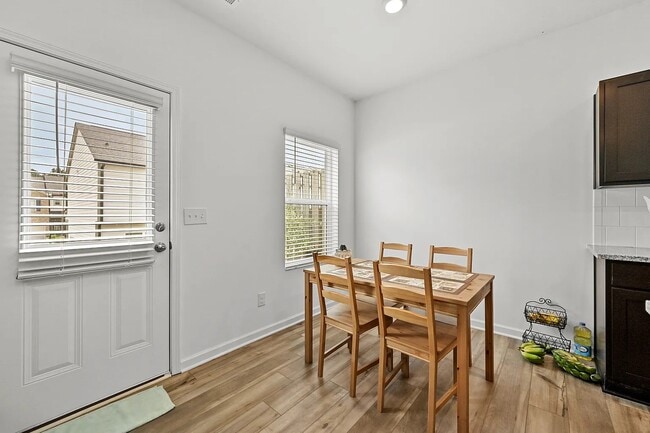 Building Photo - 1102 Lossie Ln