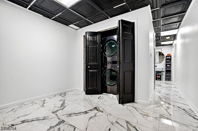 Building Photo - 121 Arlington St