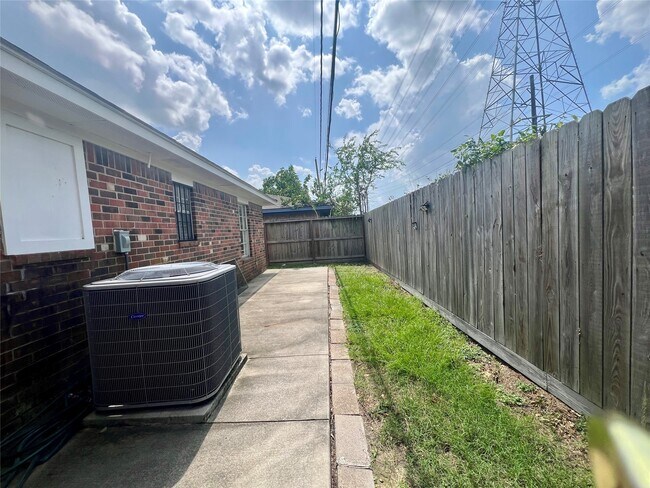 Building Photo - 10670 Norton Dr