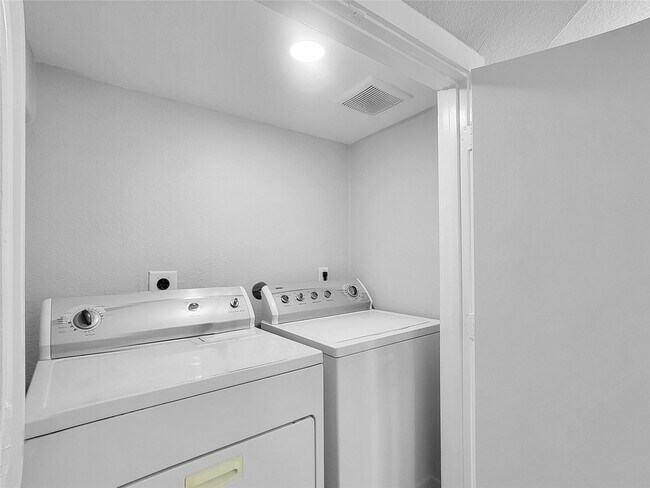 Building Photo - 8217 Crestview Dr