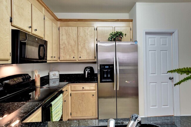 Building Photo - Spacious 3 Bedroom 2.5 Townhome Near Fort Eustis - Granite Kitchen & Fenced In Backyard