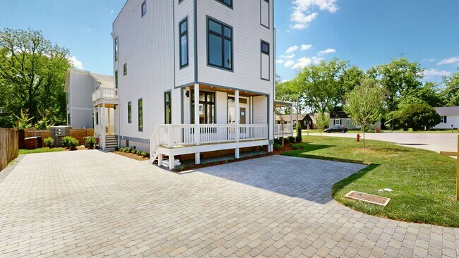 Building Photo - NEW BUILD with Rooftop!