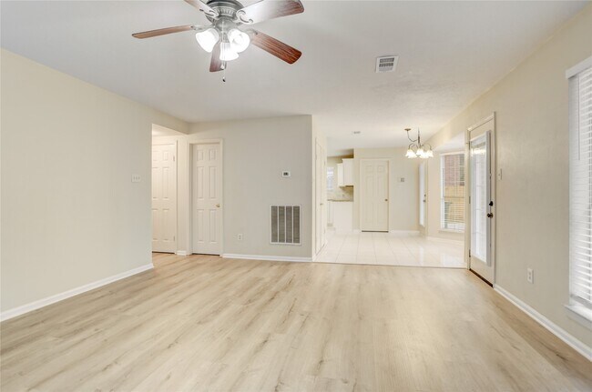 Building Photo - 10 E Trillium Cir