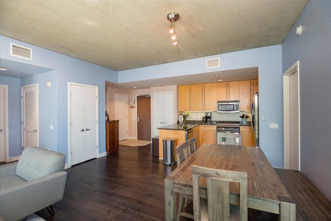 Building Photo - Stylish 2-bedroom 2-bath with Spacious Flo...