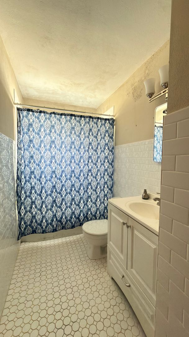 Building Photo - HOUSE....2 Bedroom 1 Bath