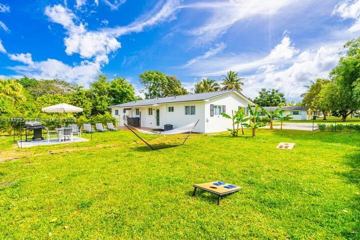 Building Photo - 1001 NE 110th St