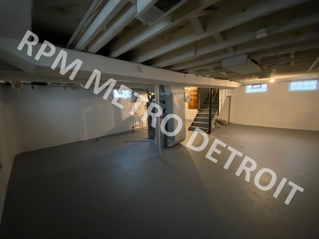 Building Photo - MOVE-IN READY BUNGALOW IN REDFORD