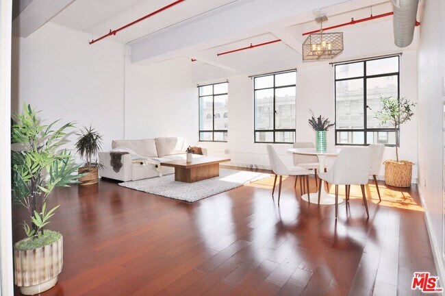 Primary Photo - 849 S Broadway