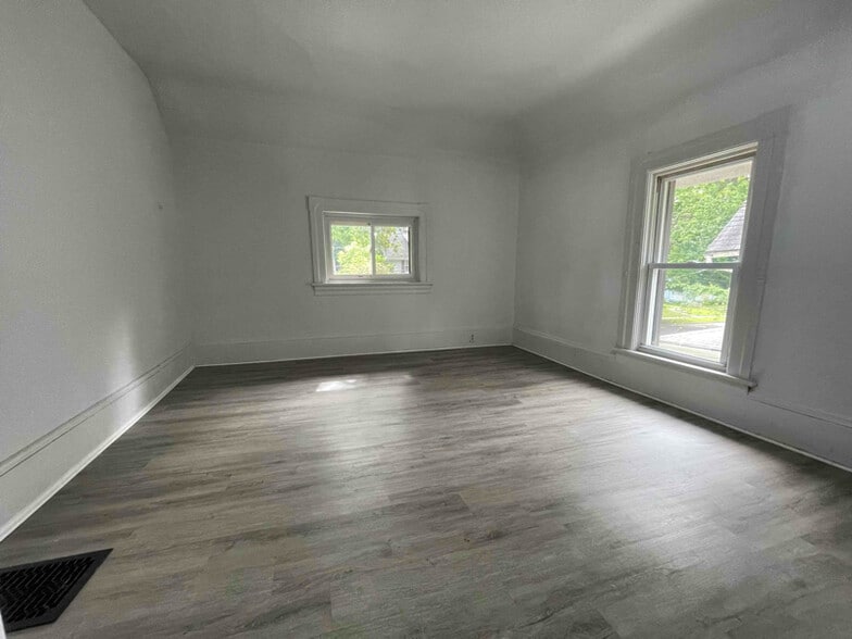 Building Photo - 608 3rd St