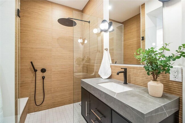 Building Photo - Stunning 3-bed/3.5-bath Condo Available Fo...