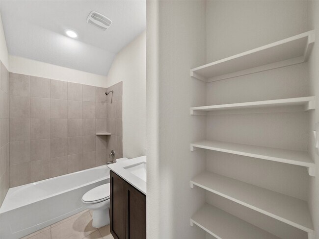 Building Photo - 10505 Breezeway Dr