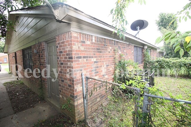 Building Photo - 3385 Barbwood Dr