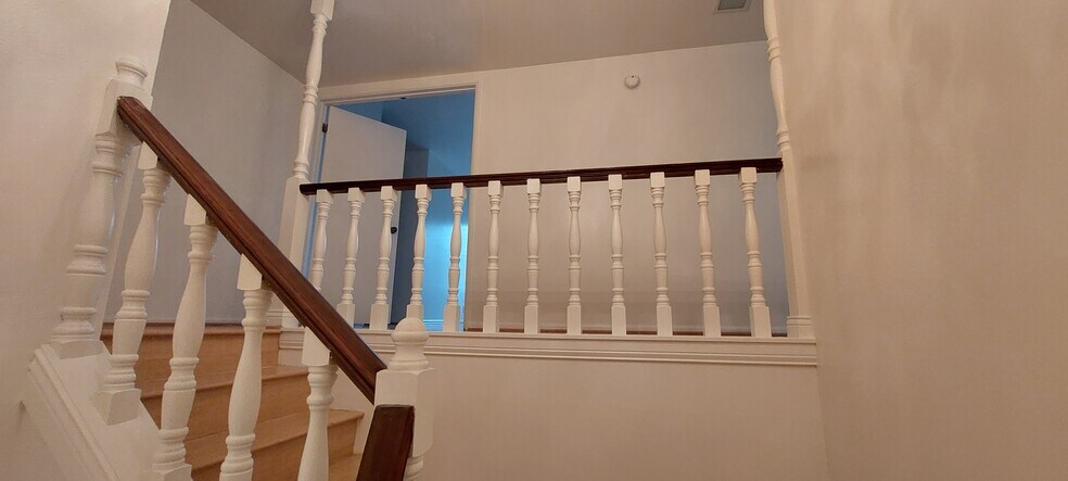 Building Photo - 1122 Peck Dr