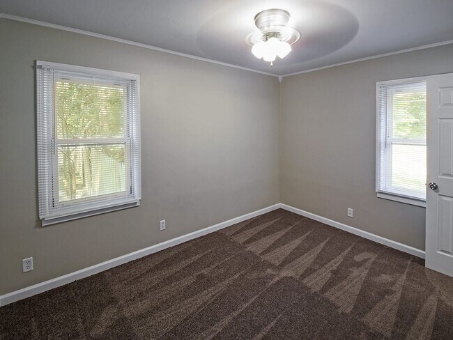 Building Photo - Updated 3 bed, 1.5 bath home with great curb appeal.