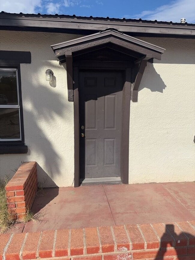 Building Photo - 204 W Kelso St