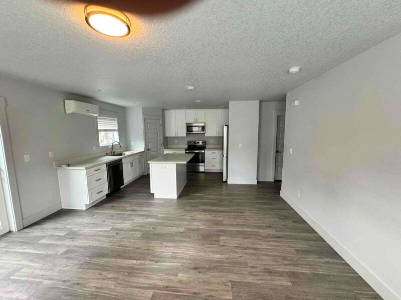 Building Photo - 304 Oak St