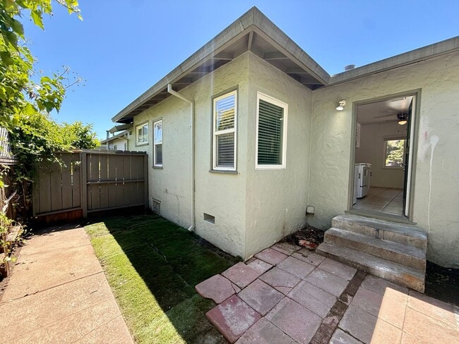 Building Photo - 406 Woodland Ave