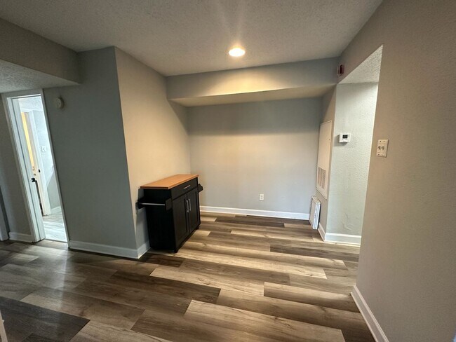 Building Photo - ** Move in Special $500 off your first months rent** FABULOUS 2 Bedroom/1 Bath Condo!!