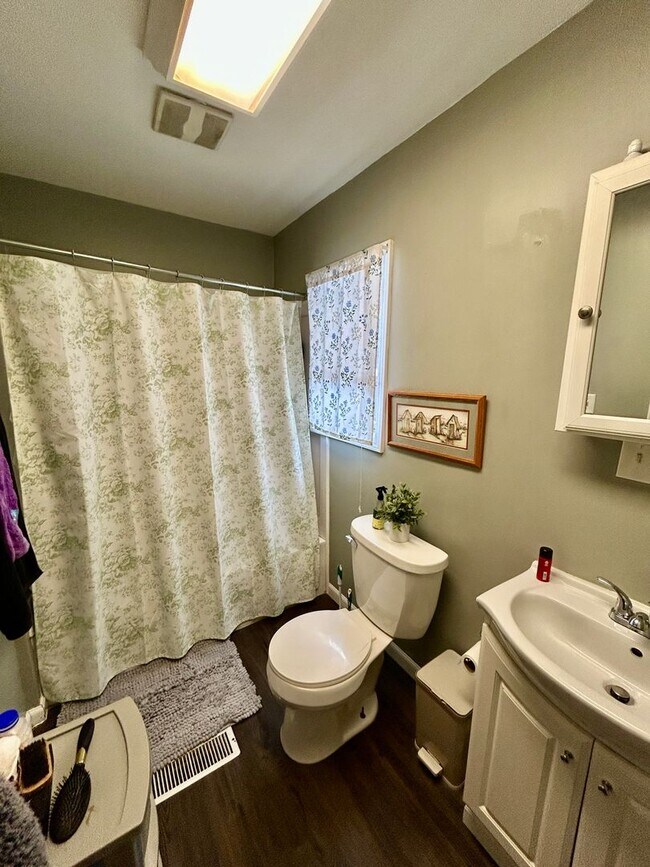 Building Photo - AVAILABLE JUNE - 2 BED 1 BATH