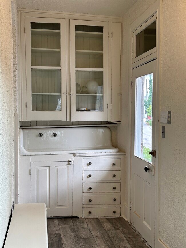 Side entrance to mudroom and country charmed storage - 15 E Gay St