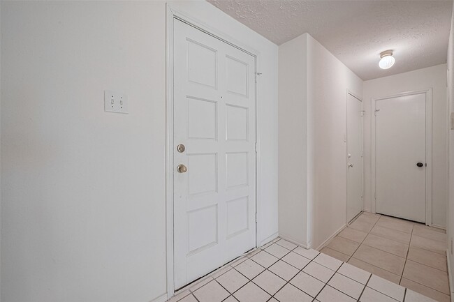 Building Photo - 2107 Creekshire Dr