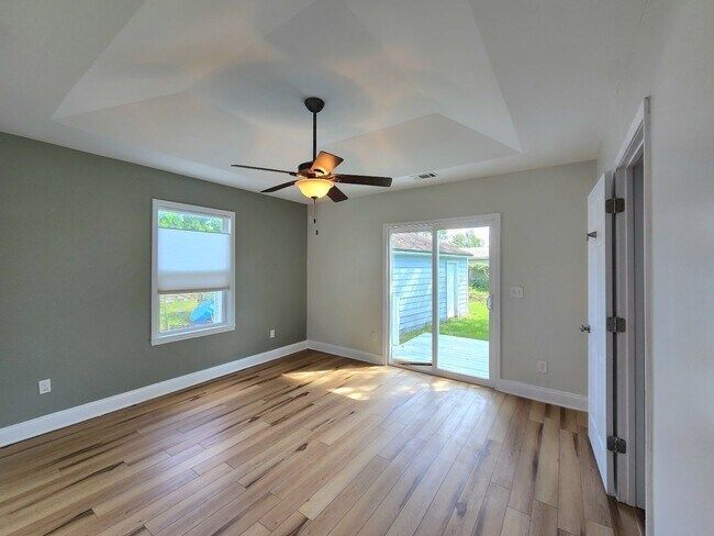 Building Photo - Completely Remodeled Navy Point 3 Bedroom, 2 Bath Cottage! Close to the Water!!