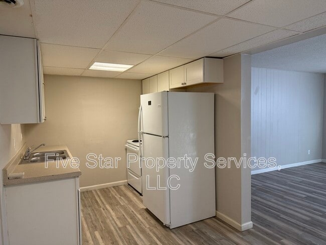 Building Photo - 205 W Allen St