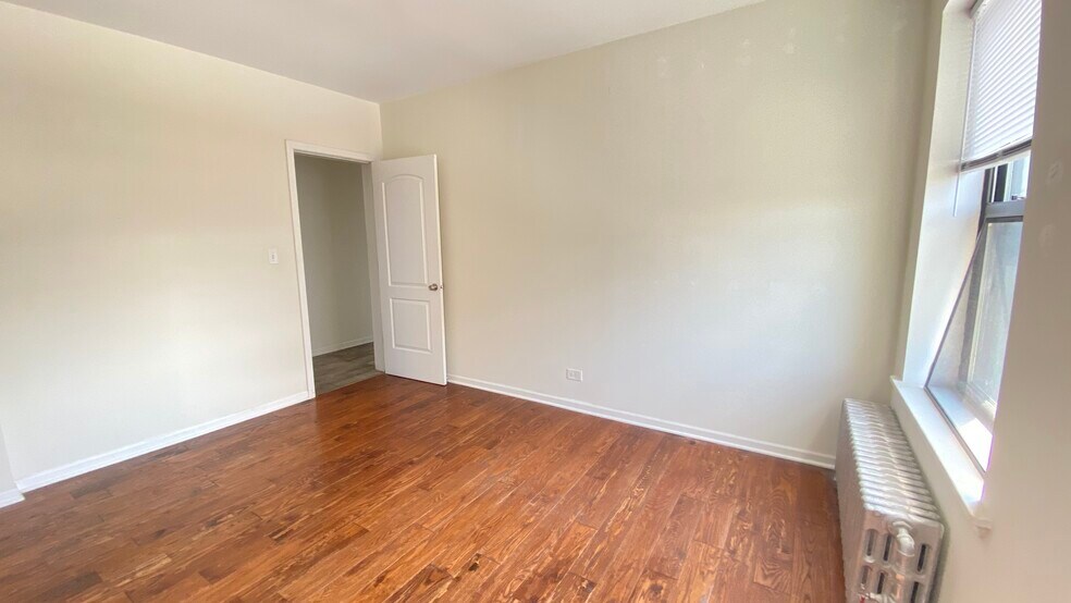 Building Photo - 3933 N Clarendon Ave