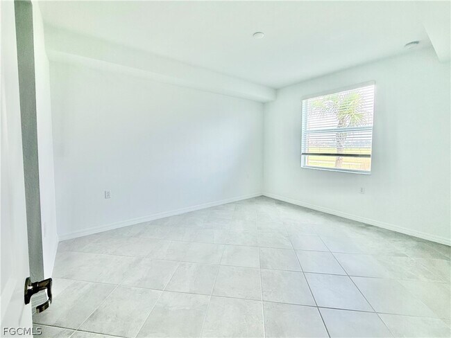 Building Photo - 15285 Grn Acrs Ave