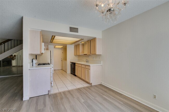 Building Photo - 2127 Pine Breeze Ln