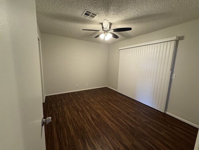 Building Photo - Well Maintained Condo in La Cresenta