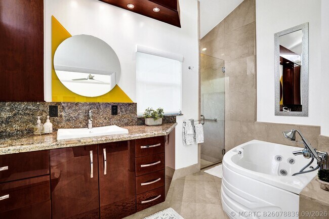 Building Photo - 1212 Hillsboro Mile